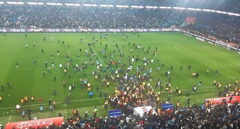 فيفبرو: يجب محاسبة الجناة من جماهير طرابزون بعد اقتحام الملعب (فيديو)